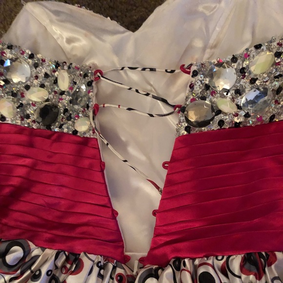 Showtime Collection Prom Dress - Picture 3 of 4